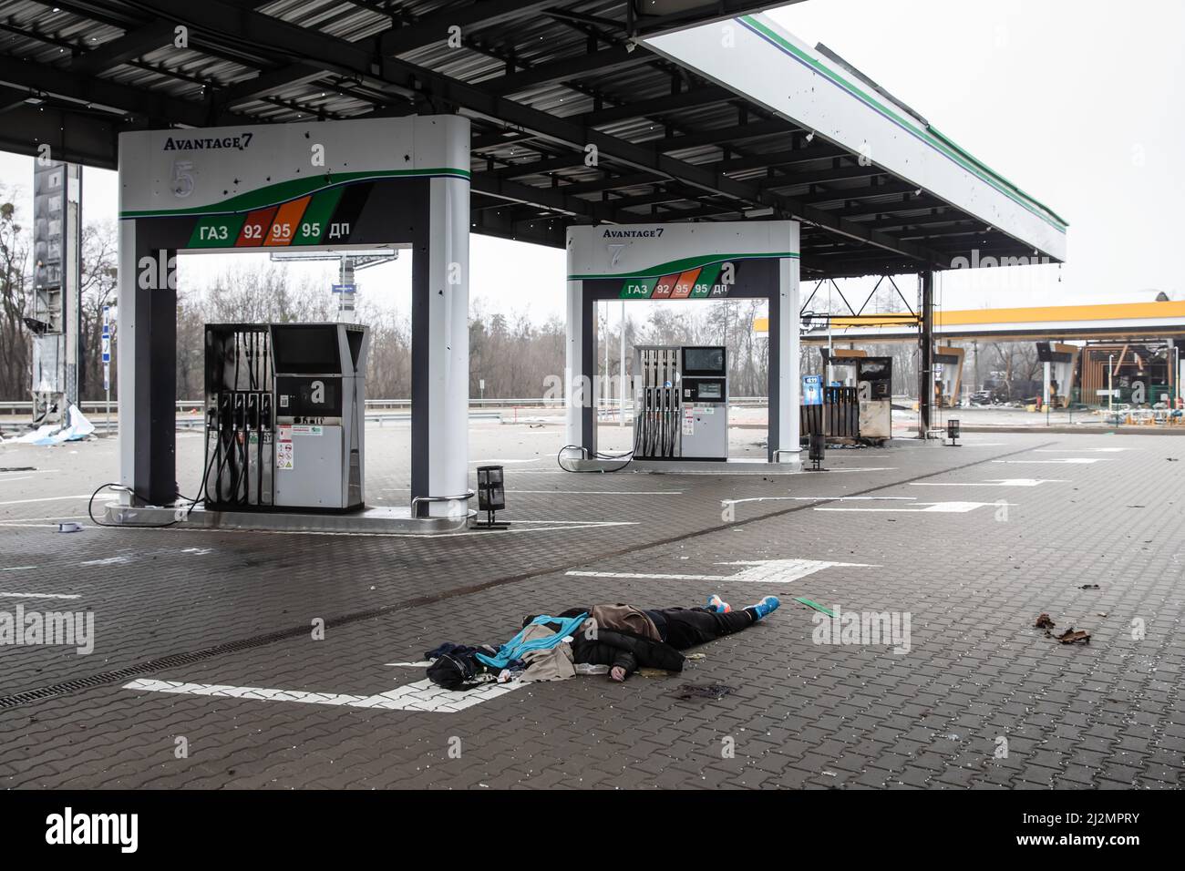 Bucha, Ukraine. 02nd Apr, 2022. (EDITORS NOTE: Image depicts death) A dead civilian seen beside a gas station on a highway 20km from Kyiv. Almost 300 civilians have been killed along the road in between Zhytomyr and Kyiv near Bucha as most victims tried to cross the Buchanka river to reach the Ukrainian controlled territory and had been killed. Russia invaded Ukraine on 24 February 2022, triggering the largest military attack in Europe since World War II. (Photo by Mykhaylo Palinchak/SOPA Images/Sipa USA) Credit: Sipa USA/Alamy Live News Stock Photo