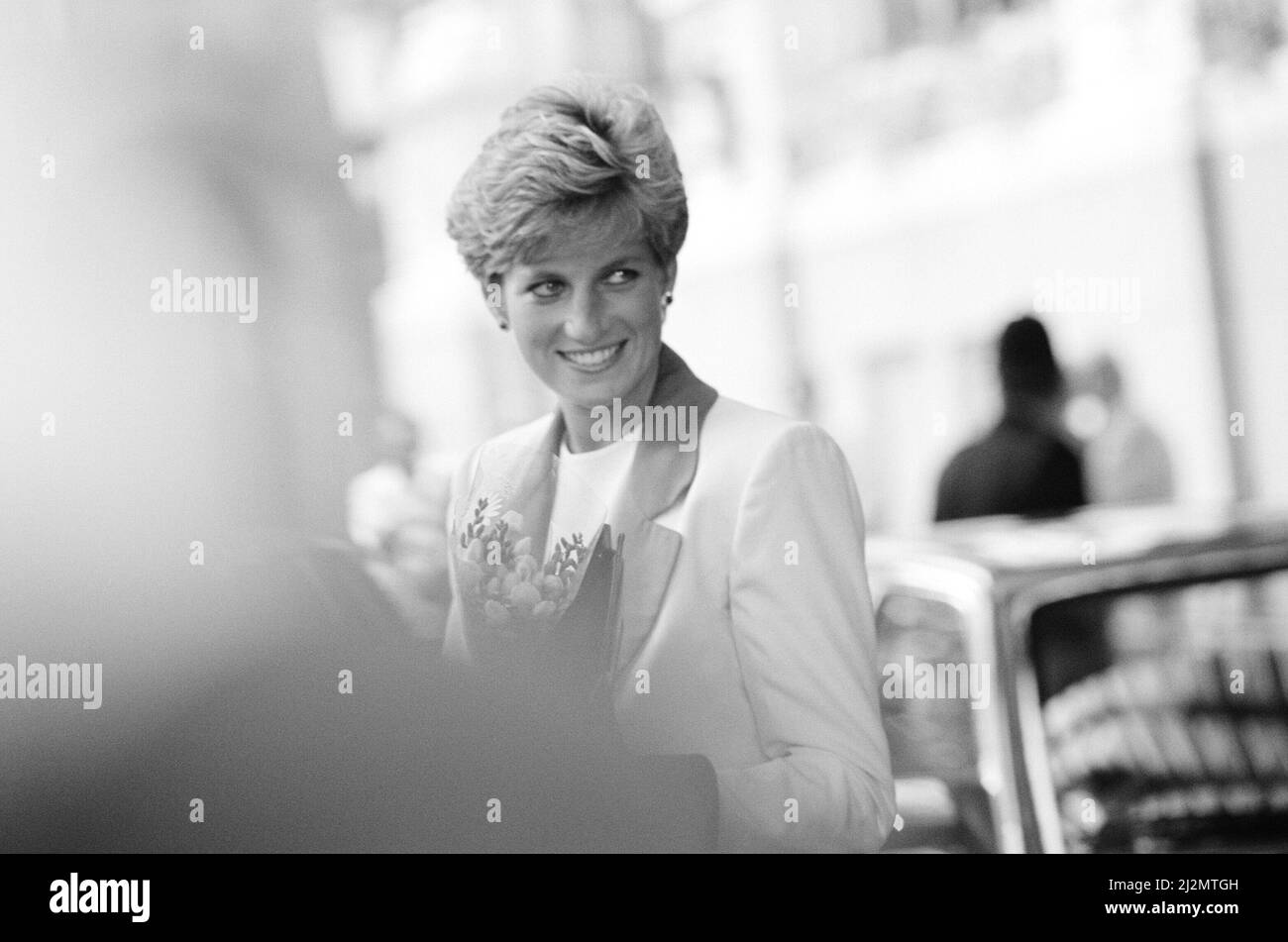 HRH The Princess of Wales, Princess Diana, arrives at The Savoy Hotel in London on her 30th birthday.Well-wishers are outside to give her flowers and presents.  Picture taken 1st July 1991 Stock Photo