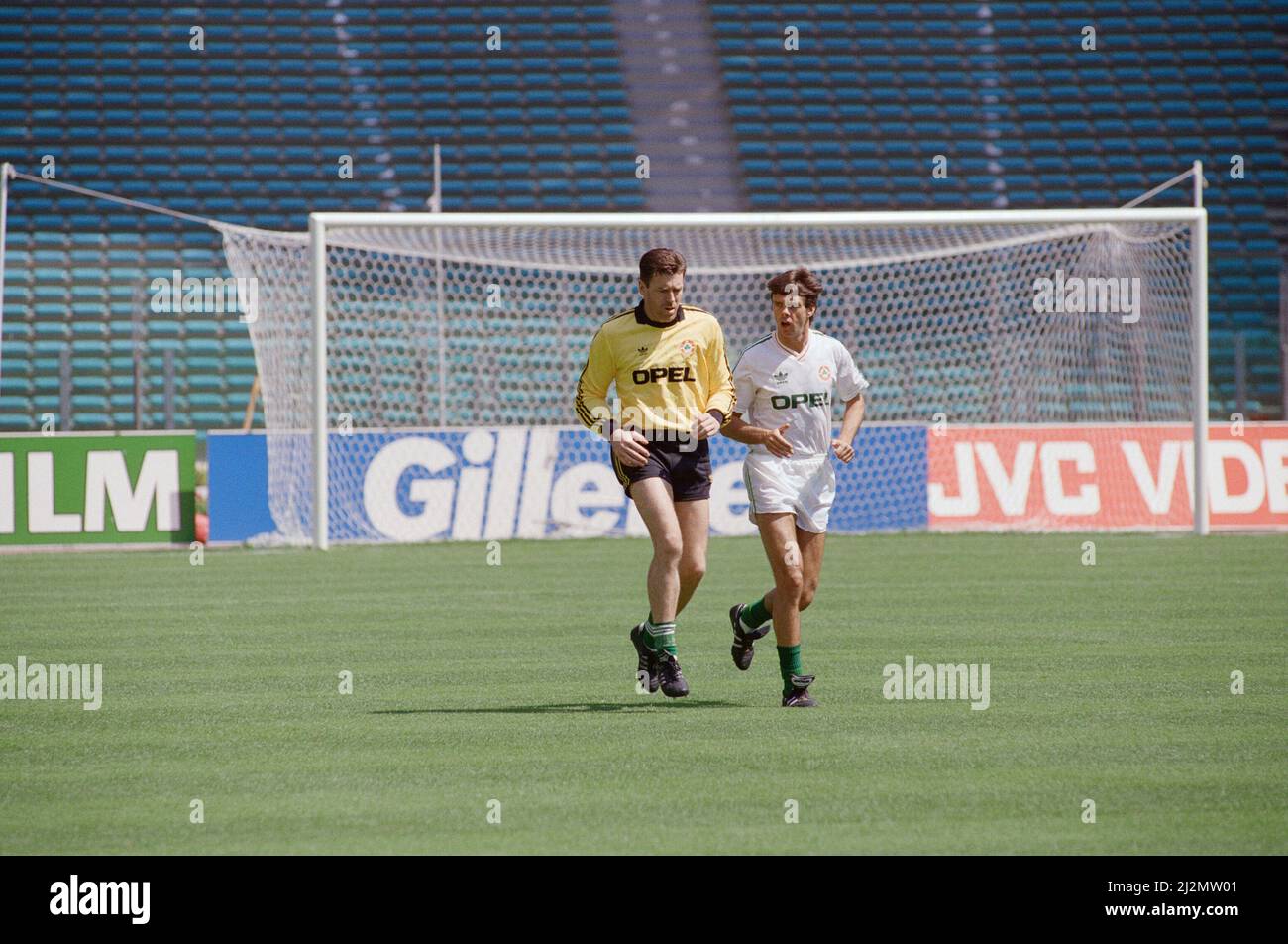 1990 World Cup Finals in Italy. Republic of Ireland goalkeeper Pat Bonner with teammate David O' Leary during a team training session. June 1990. Stock Photo
