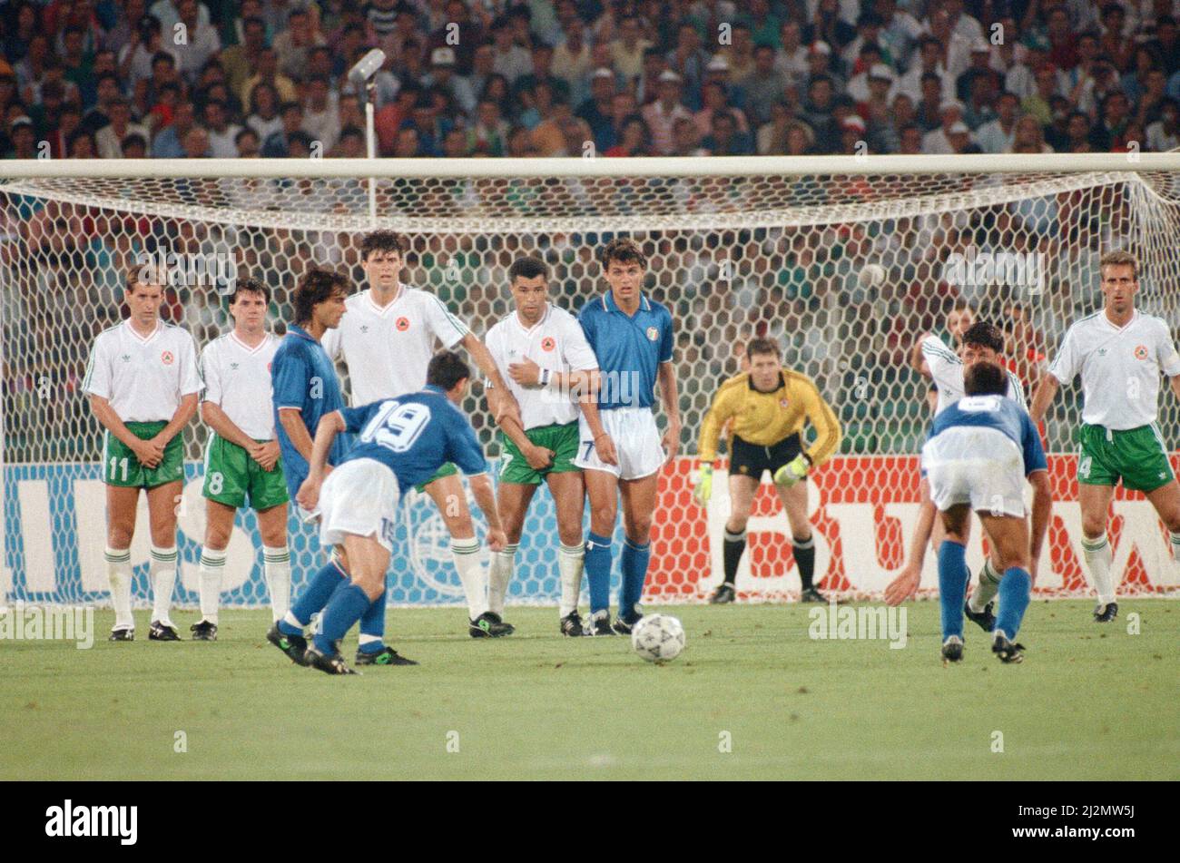 1990 World Cup Quarter Final at the Stadio Olimpico in  Rome, Italy. Republic of Ireland 0 v Italy 1. Free kick for Italy taken by Salvatore Schillaci as Irish defenders form a wall watched by goalkeeper Pat Bonner. 30th June 1990. Stock Photo