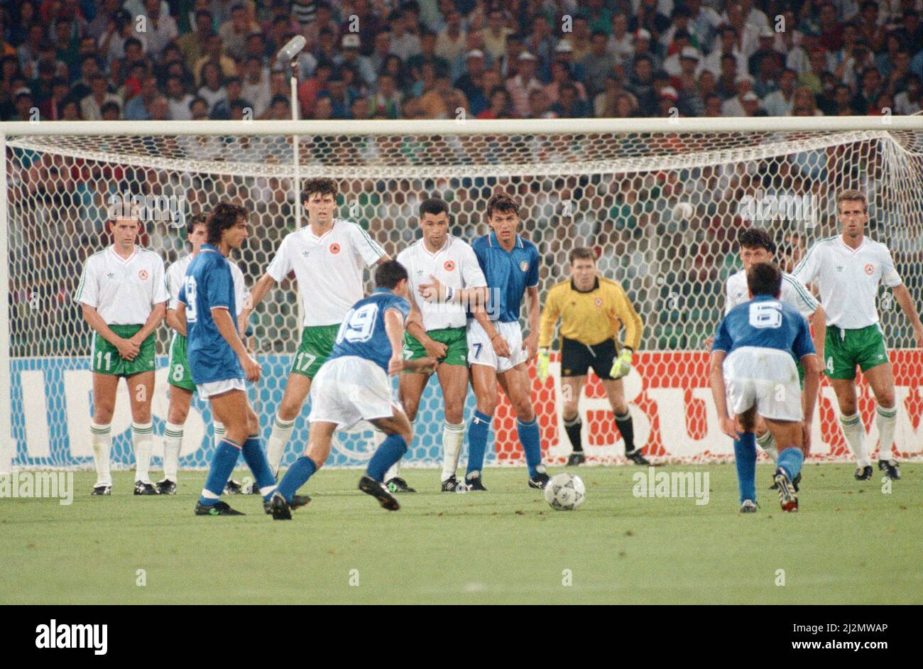 1990 World Cup Quarter Final at the Stadio Olimpico in  Rome, Italy. Republic of Ireland 0 v Italy 1. Free kick for Italy taken by Salvatore Schillaci as Irish defenders form a wall watched by goalkeeper Pat Bonner. 30th June 1990. Stock Photo