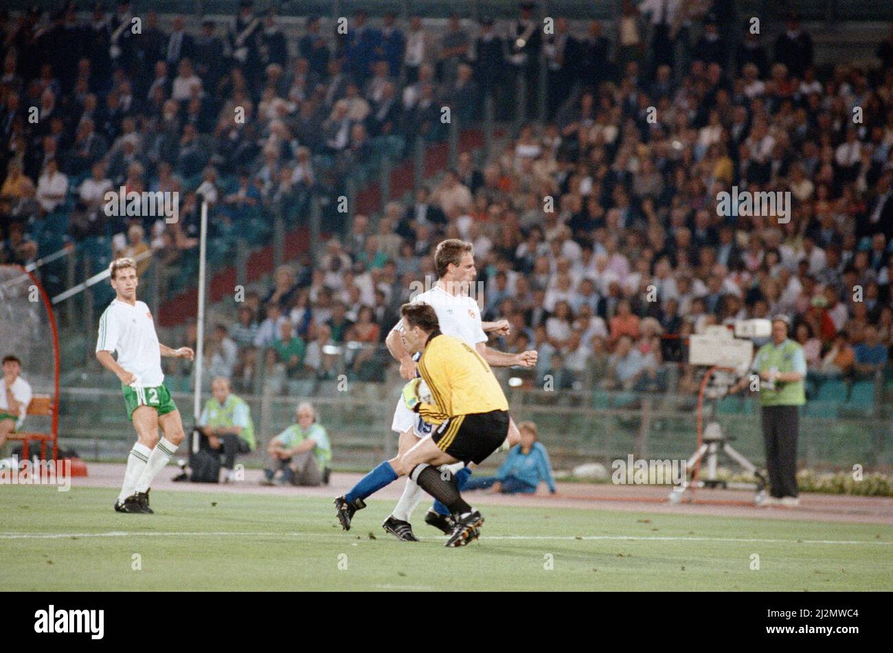 1990 World Cup Quarter Final at the Stadio Olimpico in  Rome, Italy. Republic of Ireland 0 v Italy 1. irish goalkeeper  Pat Bonner claims the ball in the penalty area. 30th June 1990. Stock Photo