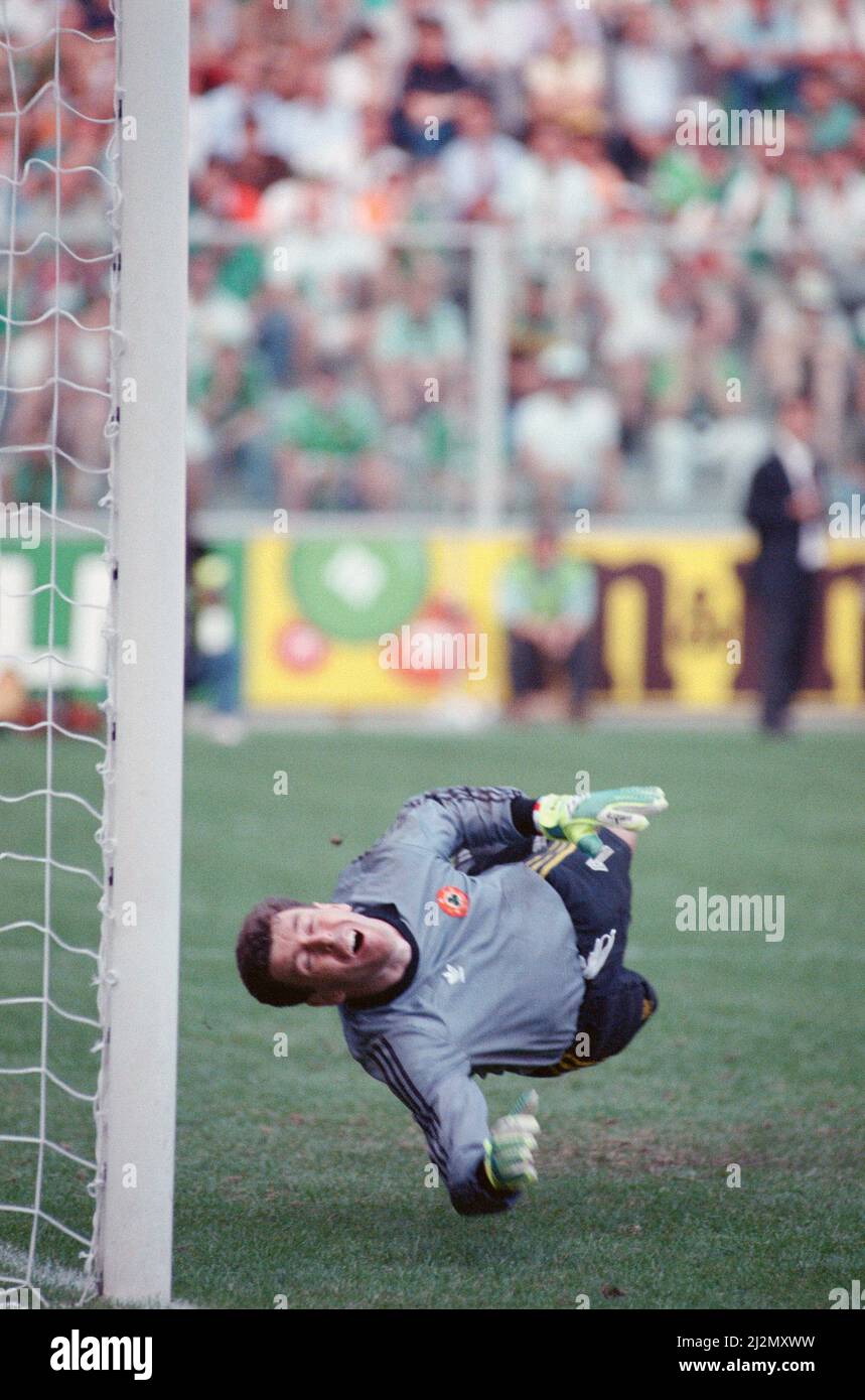 1990 World Cup Second Round match at the Stadio Luidi Ferraris in Genoa, Italy. Republic of Ireland 0 v Romania 0 aet (Ireland won 5-4 on penalties). Irish goalkeeper Pat Bonner in action during the penalty shoot-out. 25th June 1990. Stock Photo