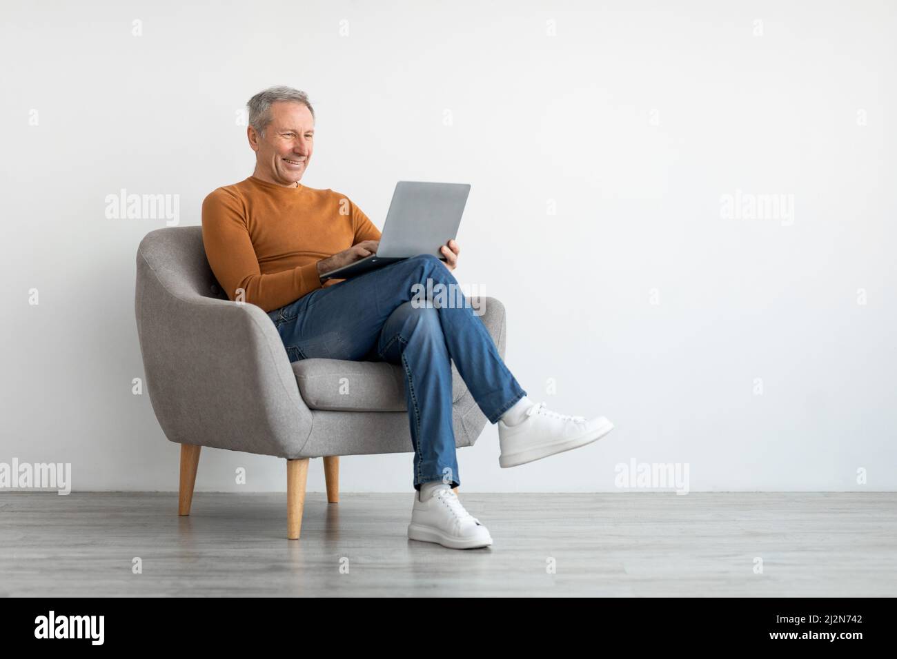 Man home laptop hi-res stock photography and images - Alamy