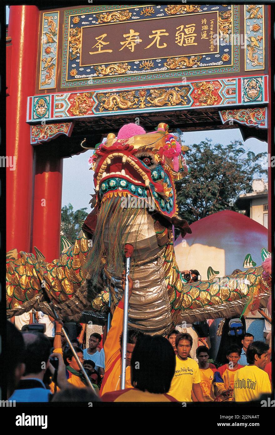 Dragon dance scenes hi-res stock photography and images - Alamy