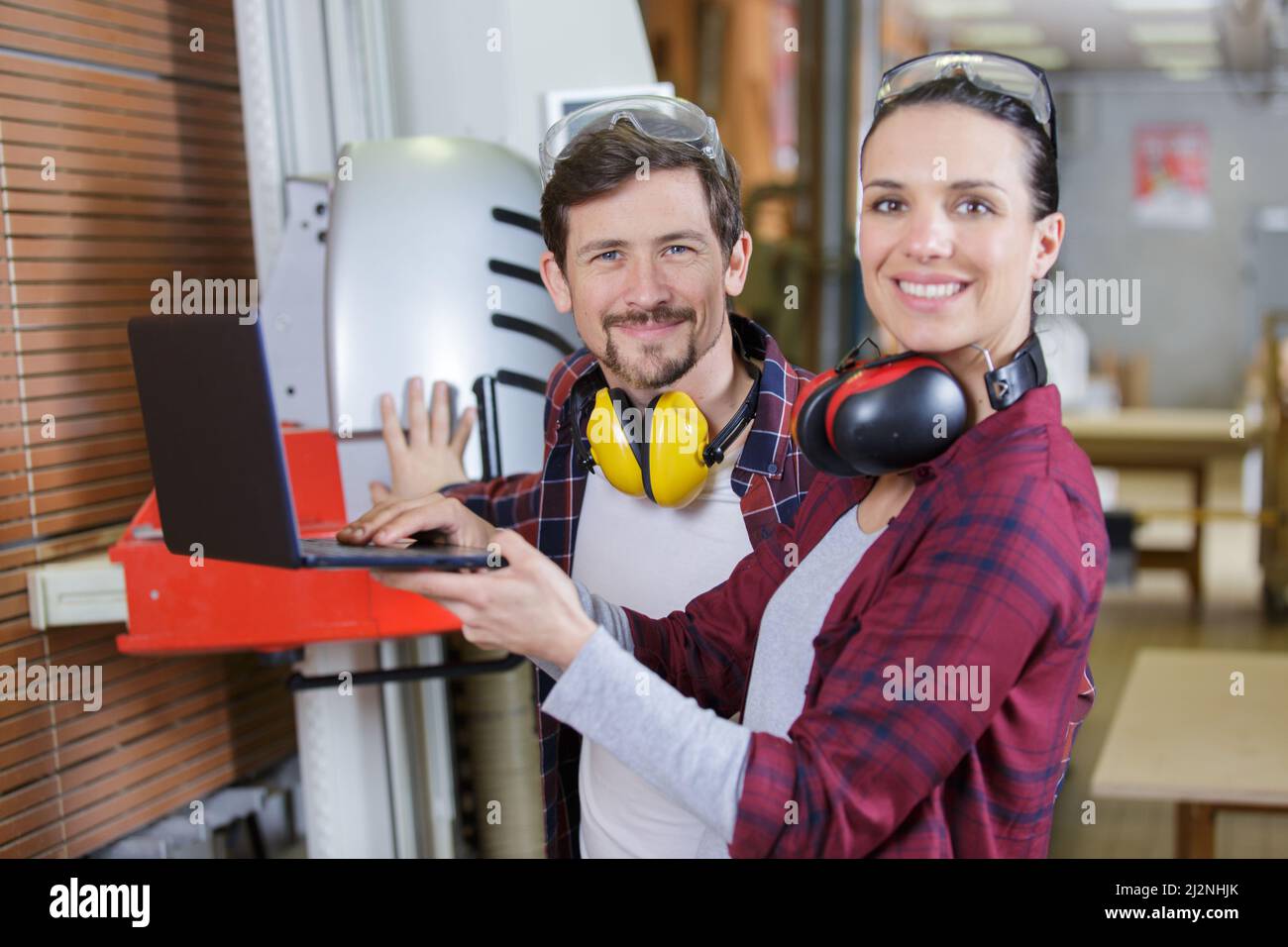 Engineer talking male apprentice hi-res stock photography and images ...