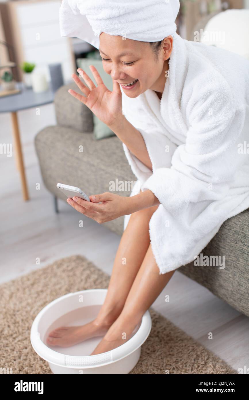 Feet in bowl of water hires stock photography and images Alamy