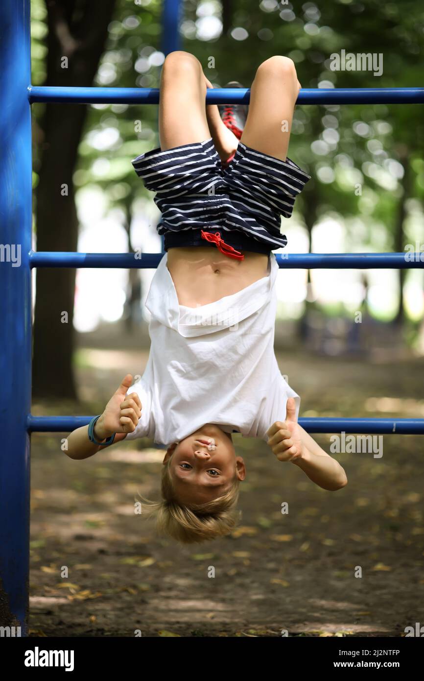 Feet hang down hires stock photography and images Alamy