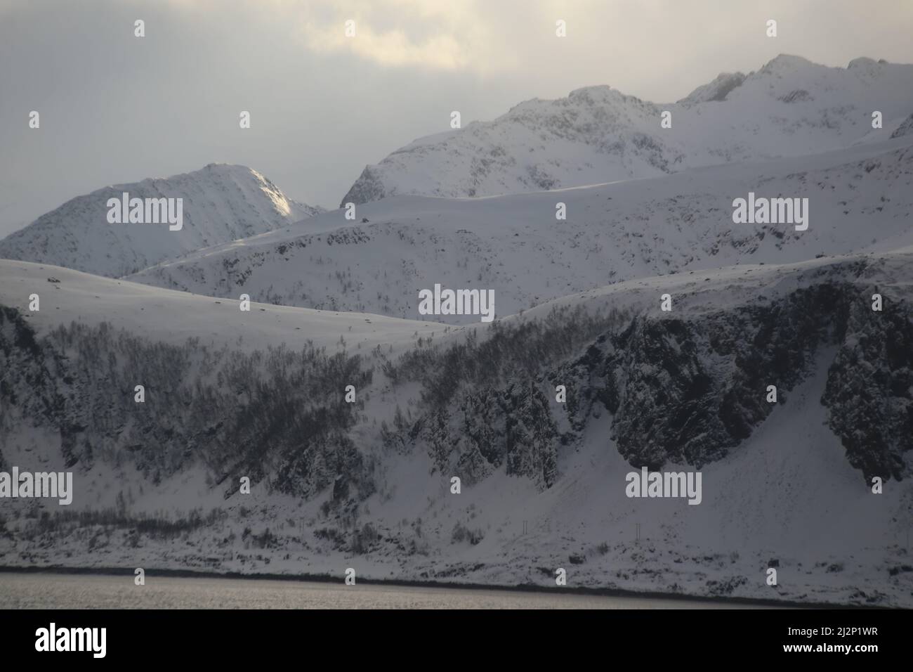 Von Alta nach Sortland - tiefgestaffelte Felswände, wuchtig, aber elegant Stock Photo