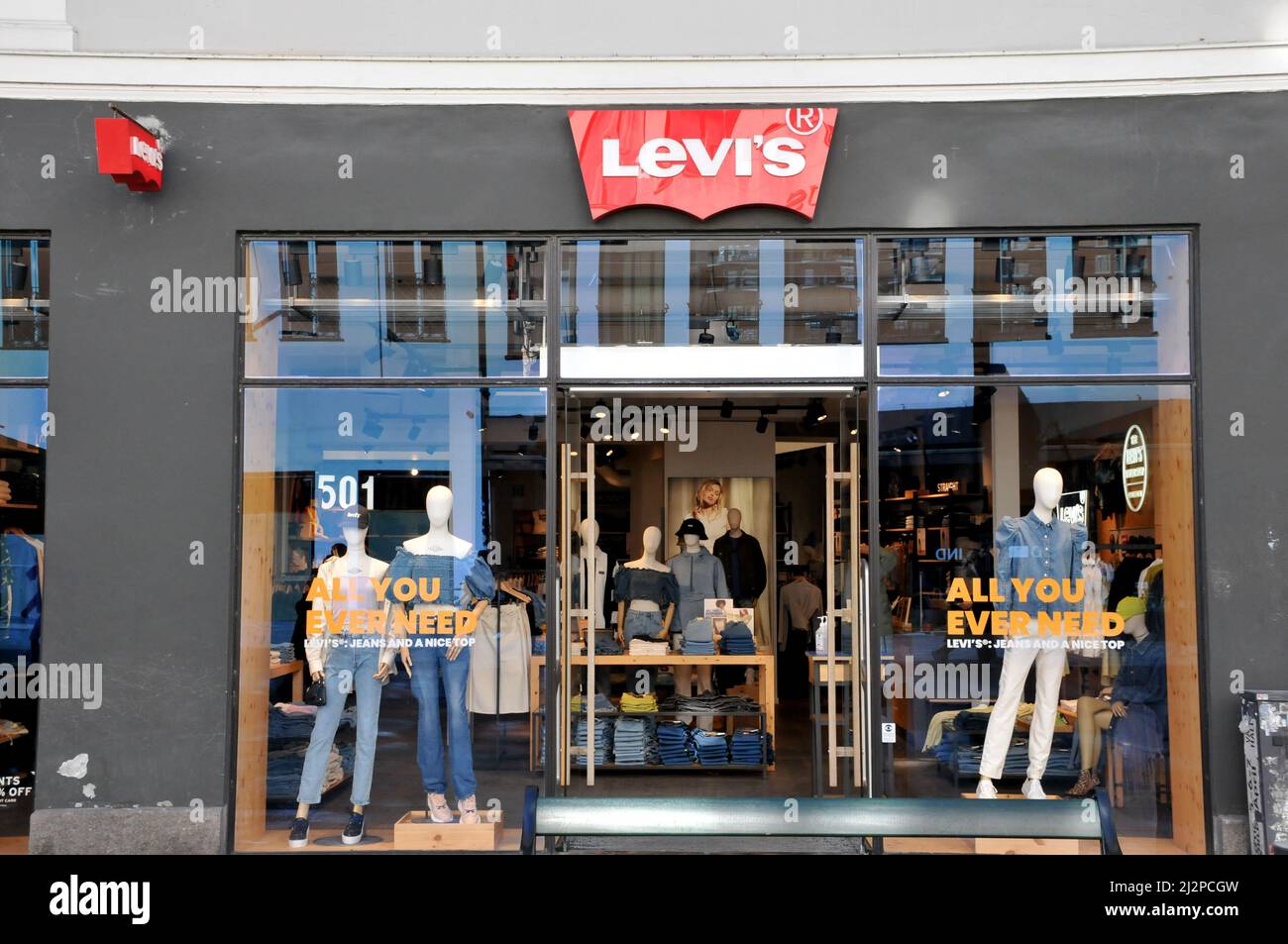 Levi's store hi-res stock photography and images - Page 9 - Alamy