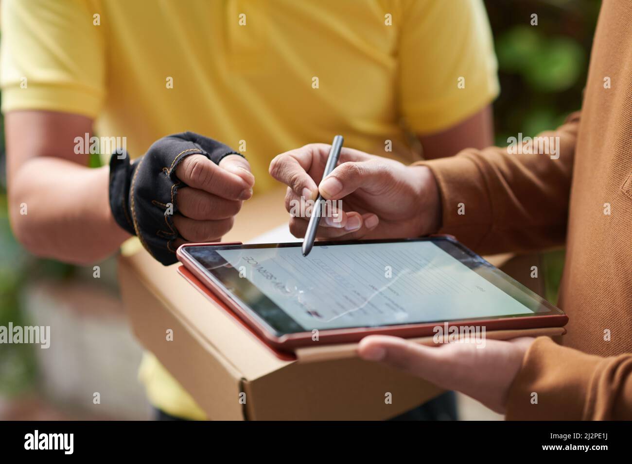 Signing delivery device hi-res stock photography and images - Alamy
