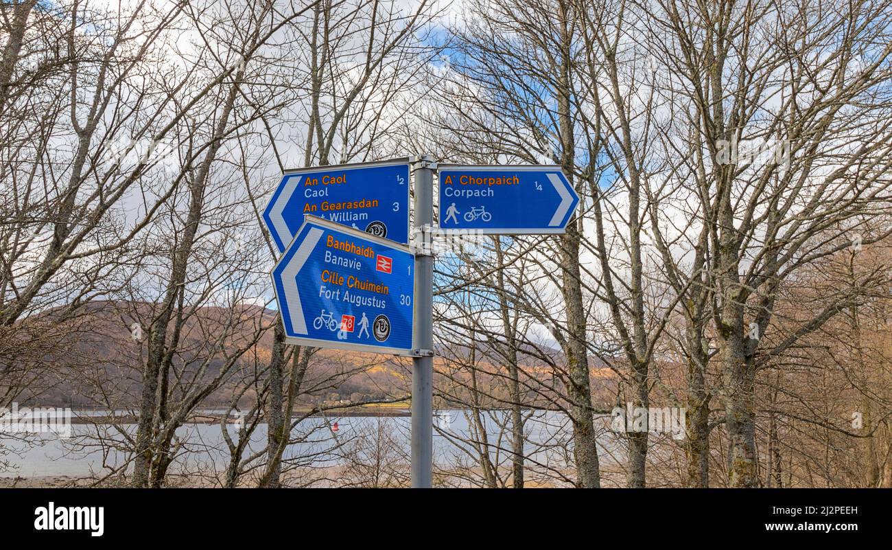 FORT WILLIAM SCOTLAND CORPACH LOCH EIL AND BLUE SIGNS ON THE GREAT GLEN WAY Stock Photo