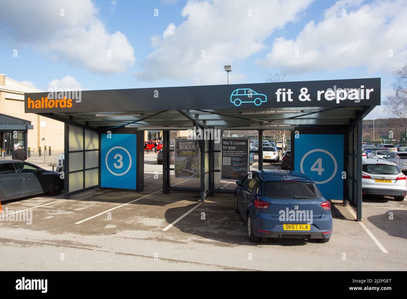 Halfords Fit & Repair station Stock Photo Alamy