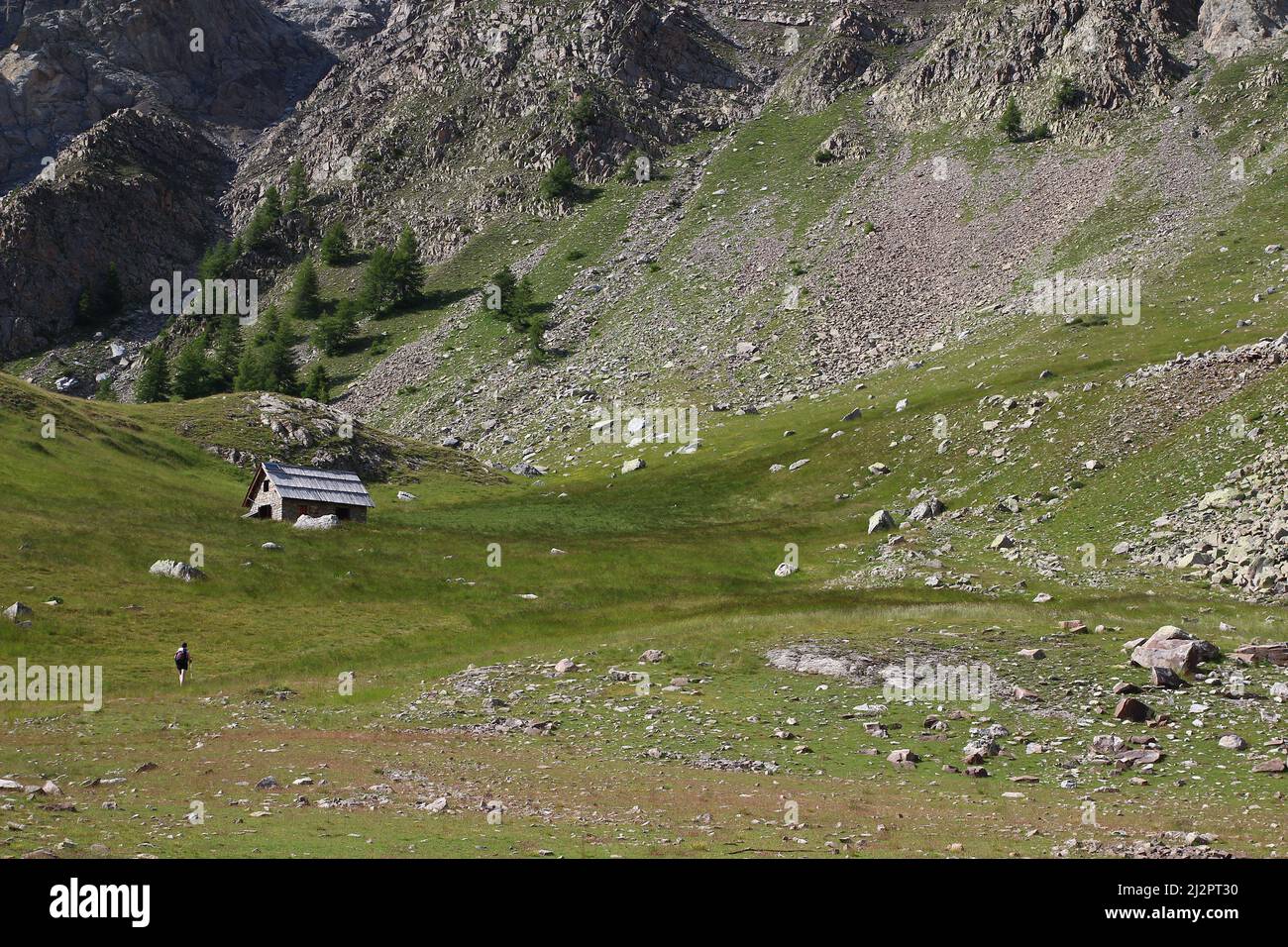 A hiker reaches the Encombrette pastoral hut (Parc du Mercantour, Alpes-de-Haute-Provence, France) Stock Photo