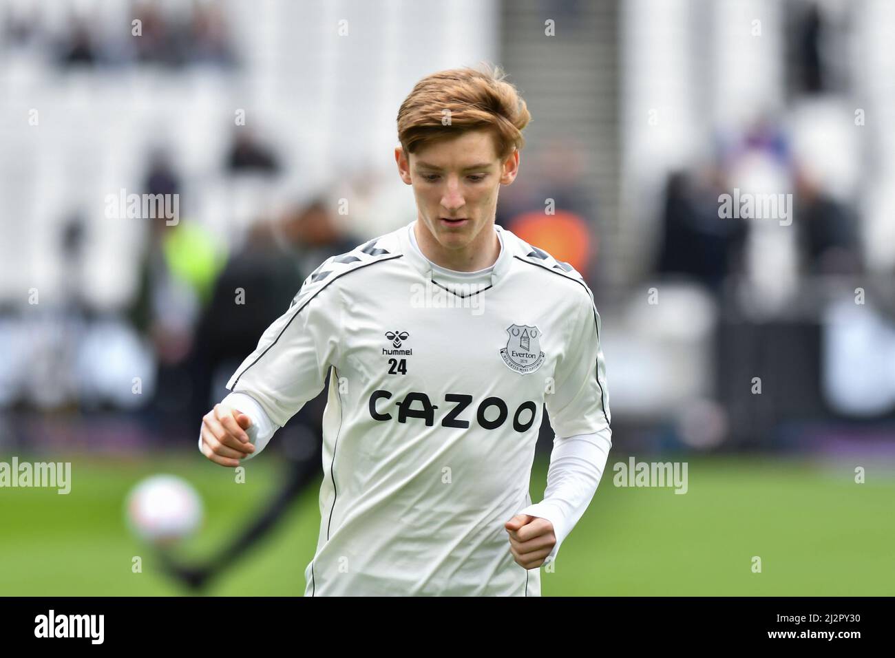 LONDON, UK. APR 3RD Anthony Gordon of Everton warming up before the Premier League match between West Ham United and Everton at the London Stadium, Stratford on Sunday 3rd April 2022. (Credit: Ivan Yordanov | MI News) Credit: MI News & Sport /Alamy Live News Stock Photo