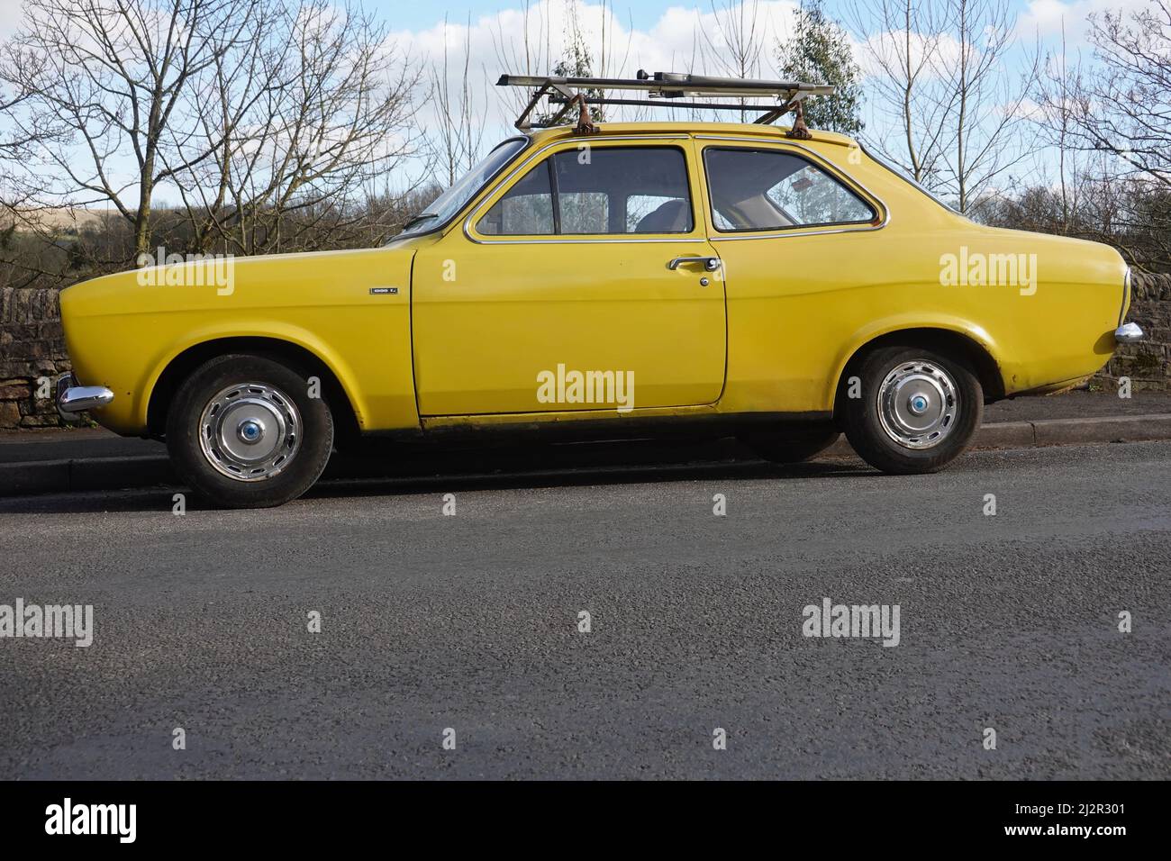 Ford escort yellow hi-res stock photography and images - Alamy