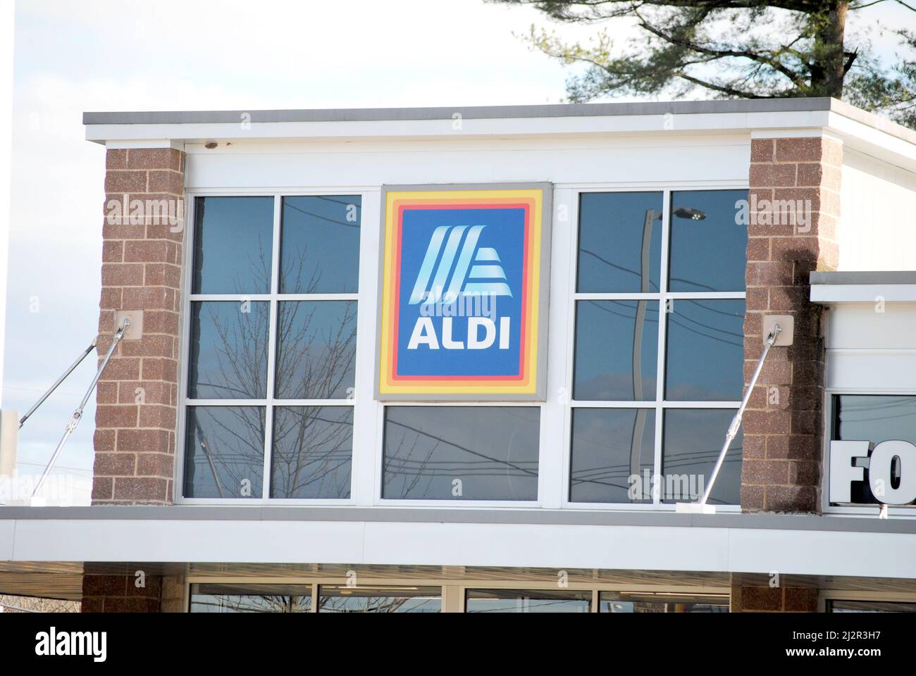 Aldi Food Store-Aldi is a leading global discount supermarket chain. March 20, 2022-North Windham, CT, USA Stock Photo