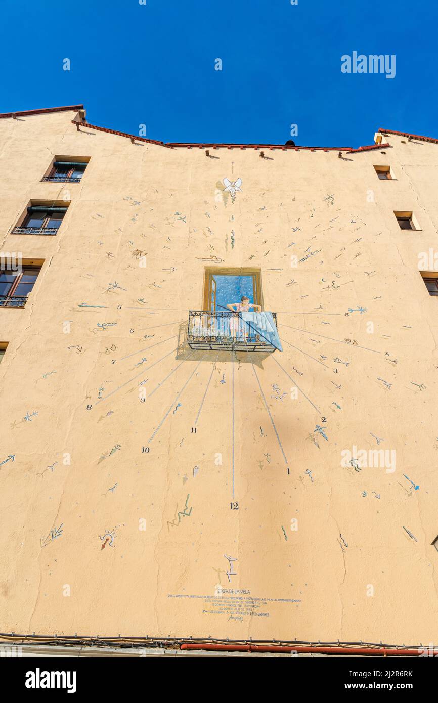 Trompe l'oeil mural art- Sundial of the Casa de la Vela by Ángel Aragonés, 1996. Calle Sombrerete. Madrid Stock Photo
