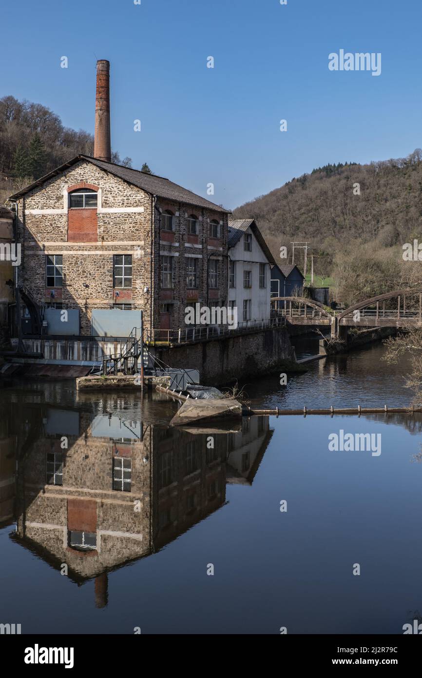 Vue de l'usine de cartonnerie et papeterie en bordure de la Corrèze Stock Photo