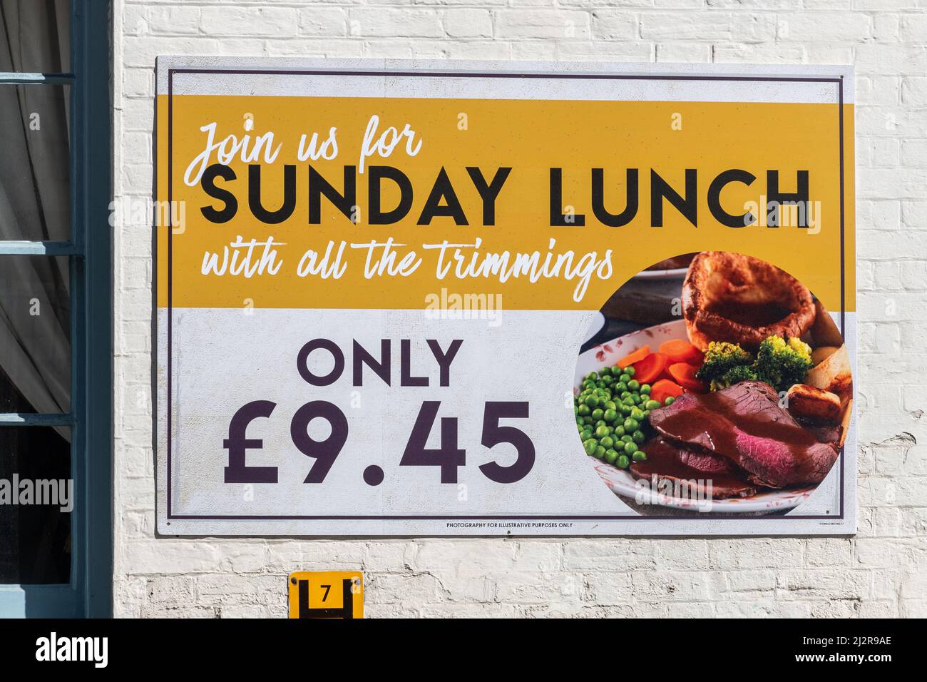 Sunday Lunch advertisement outside pub restaurant, Berkshire, England, UK, Sunday lunch with all the trimmings for £9.45 set price Stock Photo