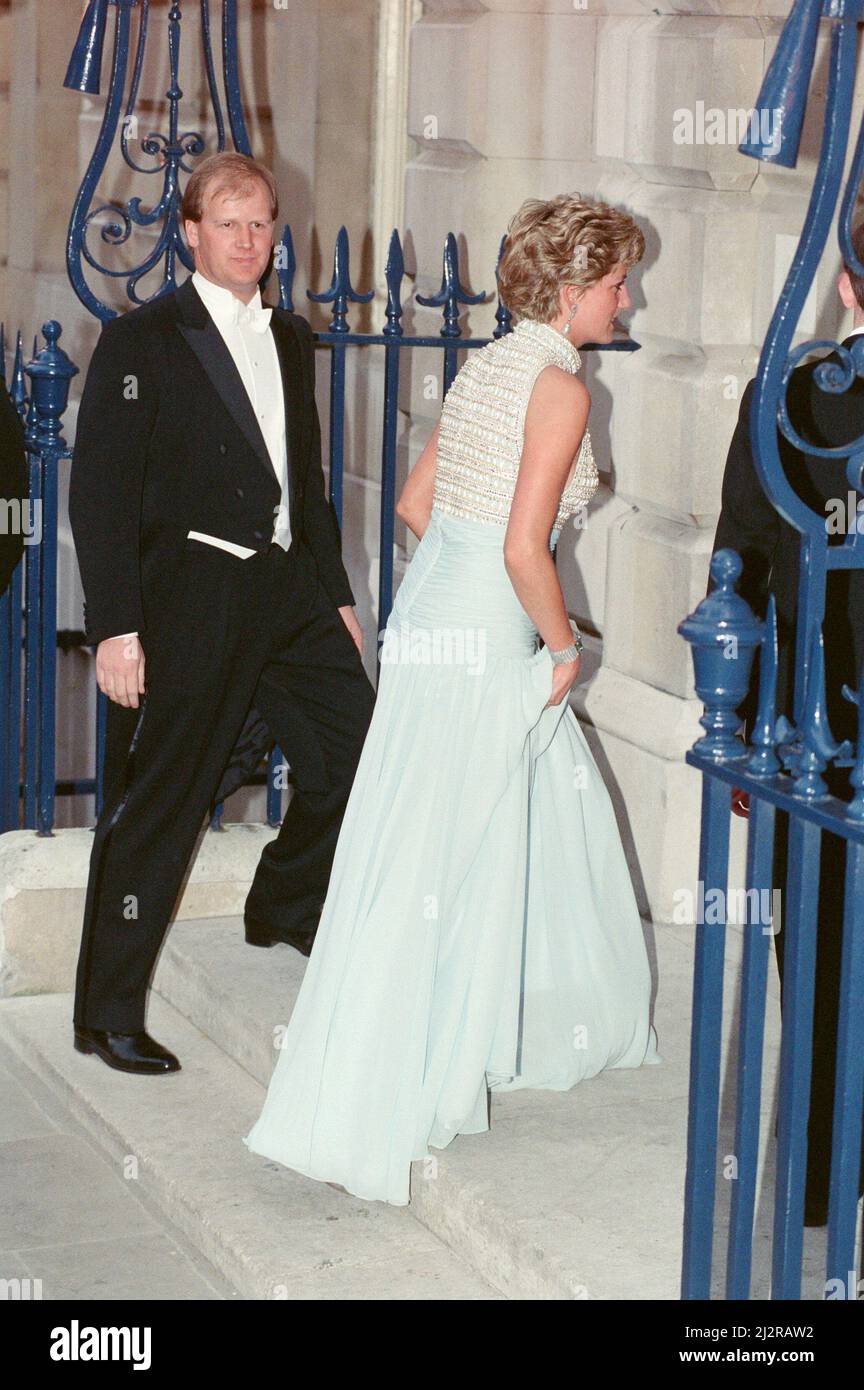fiona bruce green halter neck dress Fiona Bruce ... on the Antiques Roadshow ..onto tonight's show is wearing a sharp sun dress.. which looks like the blue and orange die cut lozenges album cover... awesome dress for you