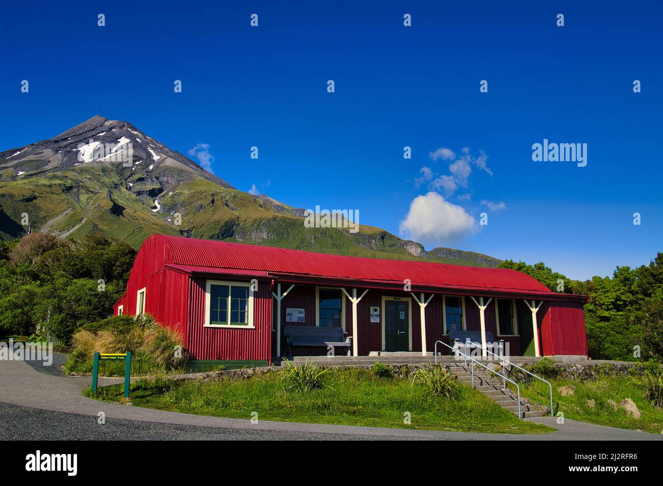 Camphouse North Egmont and the volcano Taranaki (Mount Egmont), North Island, New Zealand, on a clear day Stock Photo