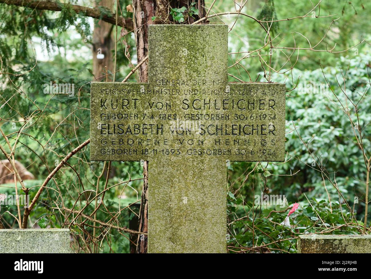 Berlin, Germany. 25th Jan, 2022. Jan. 25, 2022, Berlin. A cross stands on a grave at the Park Cemetery in Lichterfelde, where the urn of the last Chancellor of the Weimar Republic, Kurt von Schleicher, was presumably buried.Schleicher and his wife Elisabeth were assassinated in their home by members of the notorious Security Service of the Reichsführer SS (SD) in 1934 in the course of the so-called 'Röhm Putsch.' Credit: Wolfram Steinberg/dpa Credit: Wolfram Steinberg/dpa/Alamy Live News Stock Photo