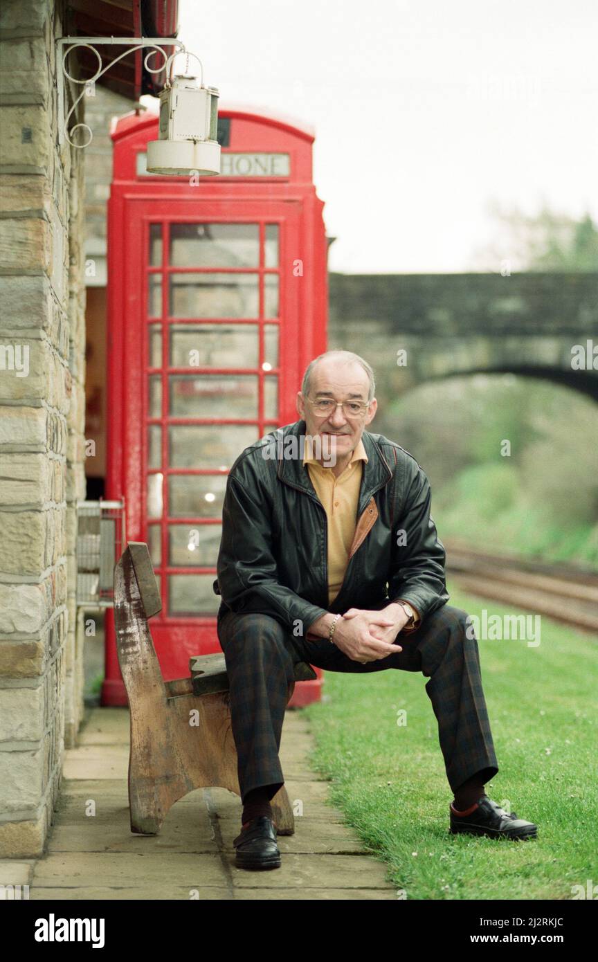 Jim Bowen by the railway which passes by his house in Arkholme, Lancashire. 9th April 1993. Stock Photo