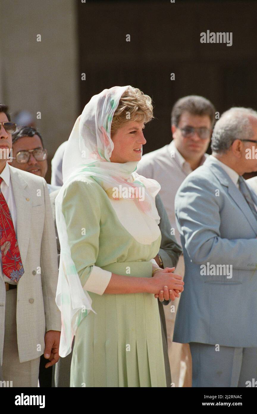 HRH The Princess of Wales, Princess Diana, at the Alazhar Mosque, Cairo in  Egypt. Picture taken 13th May 1992 Stock Photo - Alamy