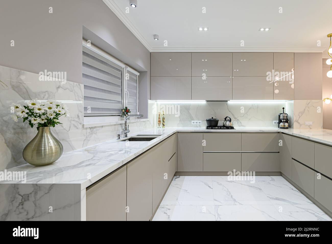 https://c8.alamy.com/comp/2J2RNNC/luxury-white-modern-marble-kitchen-in-studio-space-2J2RNNC.jpg
