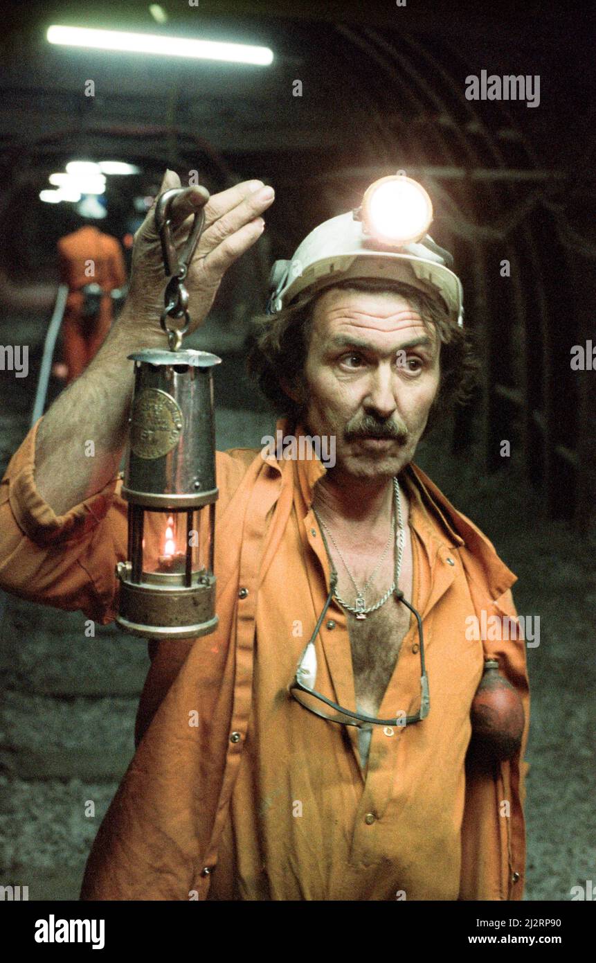 The last shift at Cotgrave Colliery, one of the last miners underground holds a Davy lamp. Circa 1992 Stock Photo