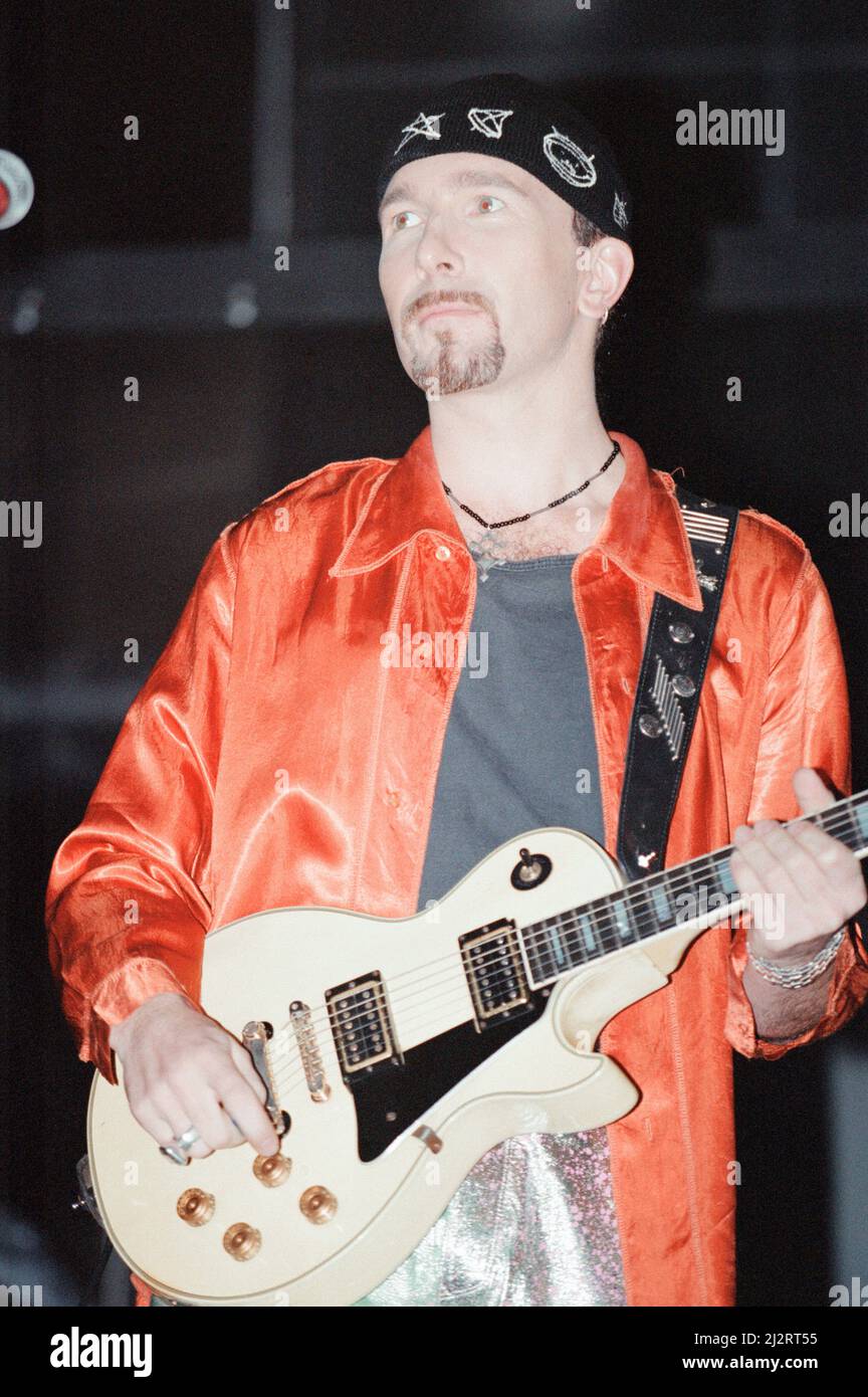 U2 Concert, Zoo TV Tour, Cardiff Arms Park, Cardiff, Wales, Wednesday 18th August 1993. Our Picture Shows ... lead guitarist The Edge, David Howell Evans. Stock Photo