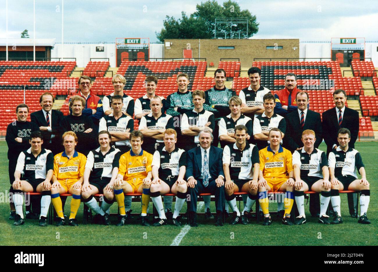 Gateshead team groups 93/94. The team line up for the new Vauxhall conference seasons. Back row; Ian Bruce (kitman), Paul Proudlock, Paul Dobson, Simon Smith, Peter Guthrie, John Borthwick, Trevor Cassidy (assistant physic). Middle Row; Terry Ainsley(physic), John Gibson (chairman), Malcolm Crosby (coach), Keith Nobbs, Ian Dalziel, Steve Higgins, Steve Adams, Michael Farrey, Peter Robinson (director), Jeff Bowron (press officer). Front Row; Brian Rowe, Billy Askew, Darren Nicholls, Lee Payne, David Corner, Tommy Cassidy (manager), Jeff Wrightson, Alan Lamb, Paul Sweeney, Paul Shirtliff. 28th A Stock Photo