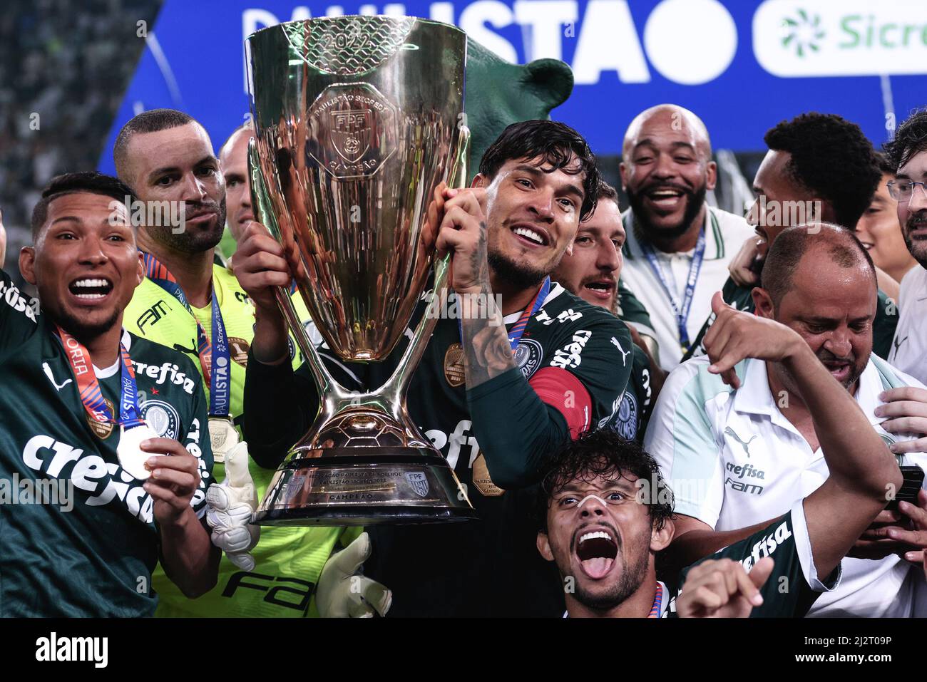 SP - Sao Paulo - 04/03/2022 - PAULISTA 2022 FINAL, PALMEIRAS X SAO PAULO -  Palmeiras players celebrate the title of champion during the award ceremony  after winning against Sao Paulo in