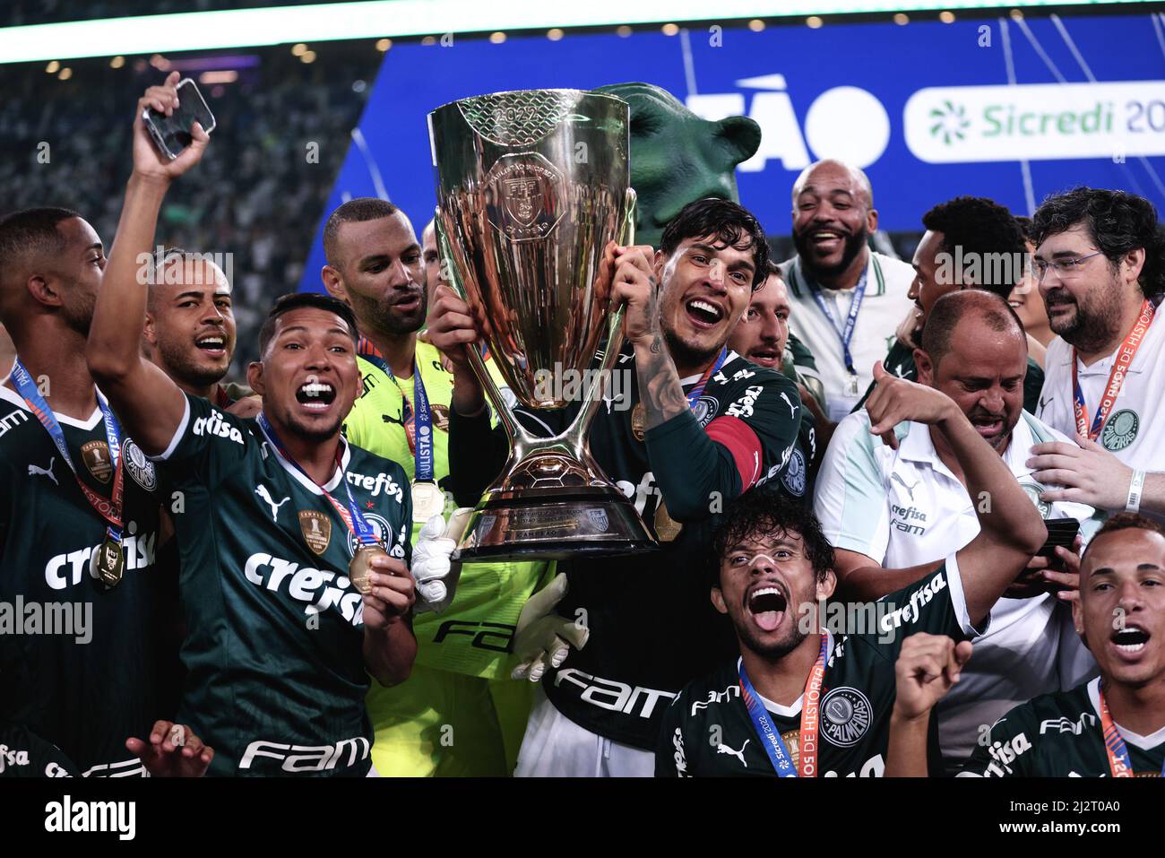 SP - Sao Paulo - 04/03/2022 - PAULISTA 2022 FINAL, PALMEIRAS X SAO PAULO -  Palmeiras players celebrate the title of champion during the award ceremony  after winning against Sao Paulo in