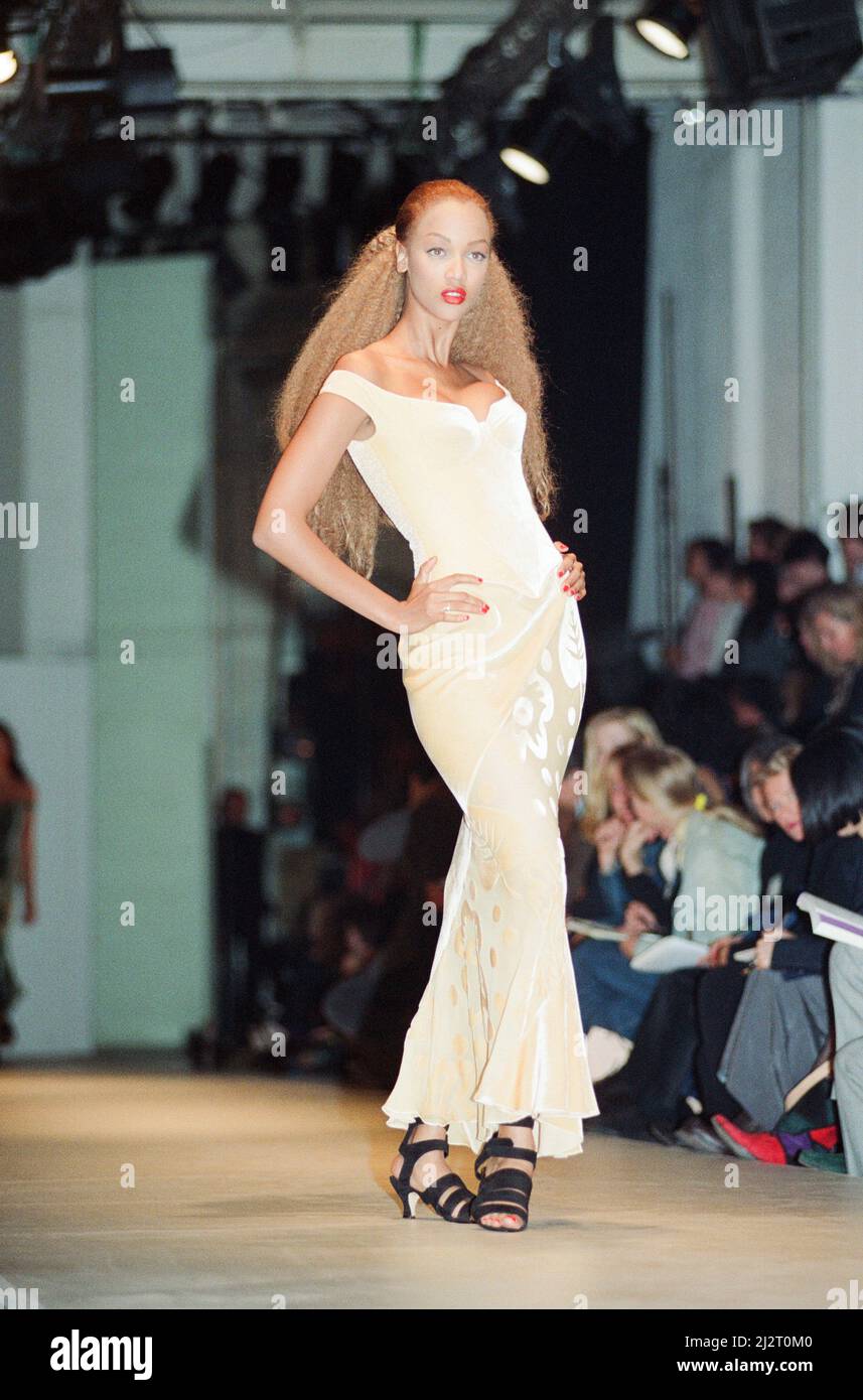 What Fashion Weeks Looked Like in the '90s – CR Fashion Book