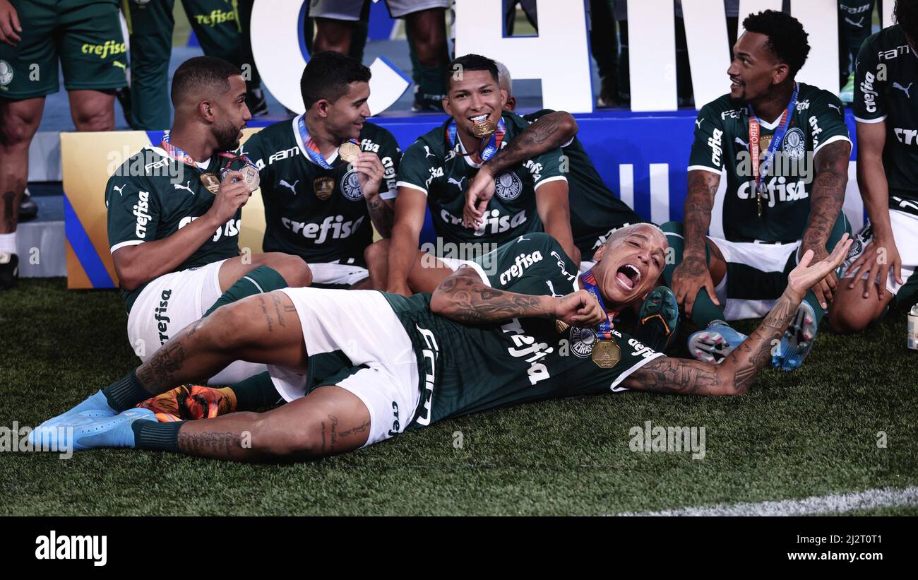 SP - Sao Paulo - 12/21/2022 - FINAL PAULISTA FEMALE 2022, PALMEIRAS X  SANTOS - Players of Palmeiras celebrate the title of champion during an  award ceremony after winning against Santos in