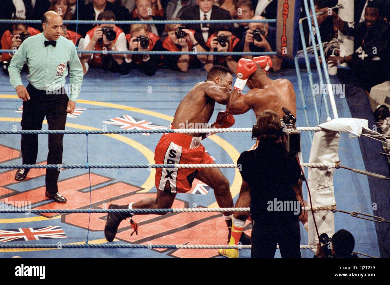 Lennox Lewis vs Donovan Razor Ruddock.Lewis retained his British and  European titles also wining the Commonwealth Heavyweight title by way of  knock-out in round two. (Picture) Lewis catches Ruddock with a right