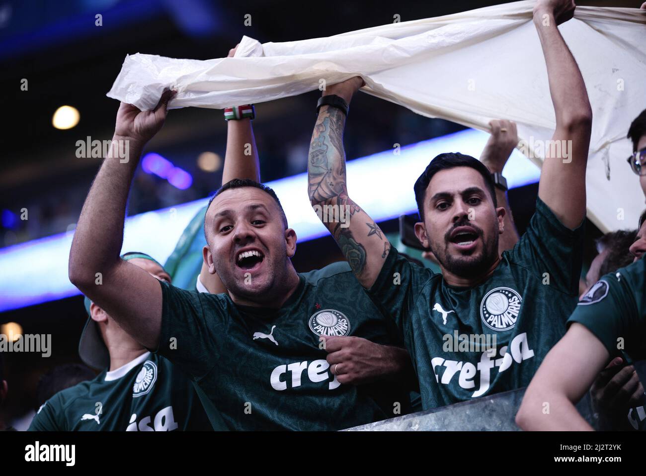 SP - Sao Paulo - 04/03/2022 - PAULISTA 2022 FINAL, PALMEIRAS X SAO PAULO -  Palmeiras players celebrate the title of champion during the award ceremony  after winning against Sao Paulo in