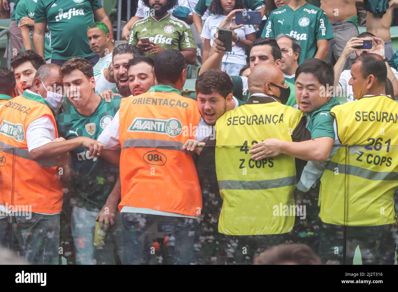 SP - Sao Paulo - 04/03/2022 - PAULISTA 2022 FINAL, PALMEIRAS X SAO PAULO -  Palmeiras players celebrate the title of champion during the award ceremony  after winning against Sao Paulo in