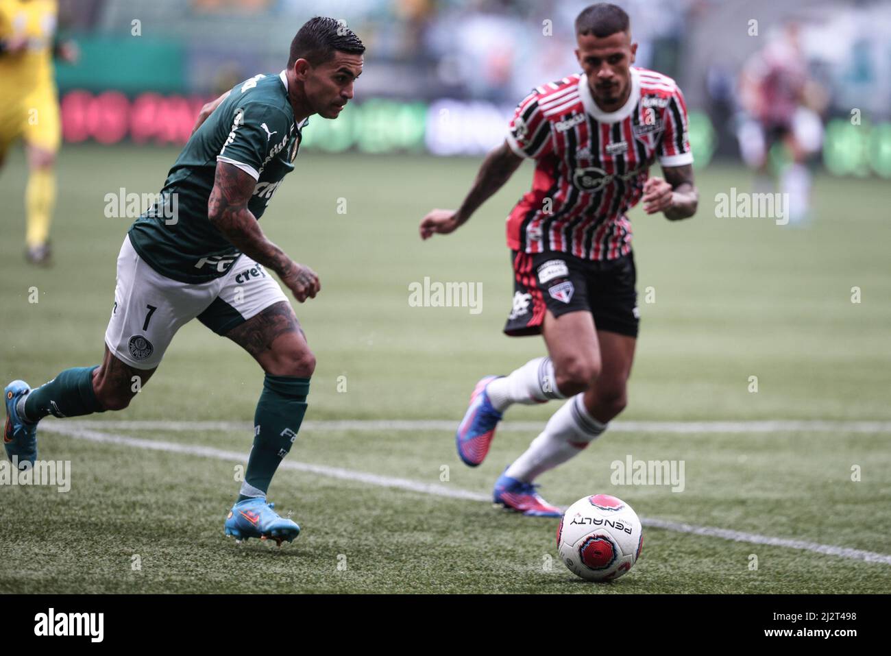 SP - Sao Paulo - 04/03/2022 - PAULISTA 2022 FINAL, PALMEIRAS X SAO PAULO -  Palmeiras player Dudu disputes bid with Sao Paulo player Diego Costa during  a match at Arena Allianz