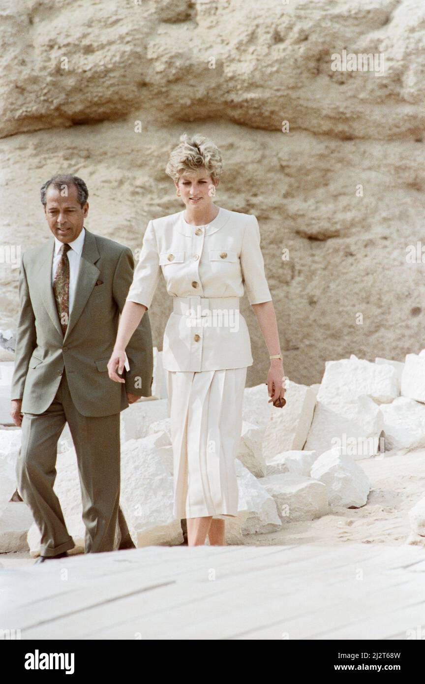 HRH The Princess of Wales, Princess Diana, in Egypt.Pictured at the Pyramids, and at The Sphinx of Giza, Egypt.   Picture taken 12th May, 1992 Stock Photo