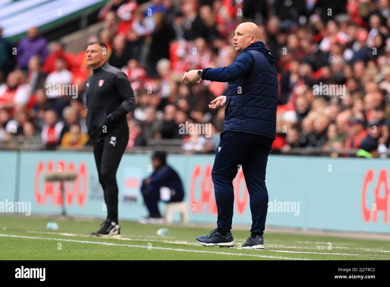 Matt Gray manager of Sutton United gesticulating during the game Stock ...