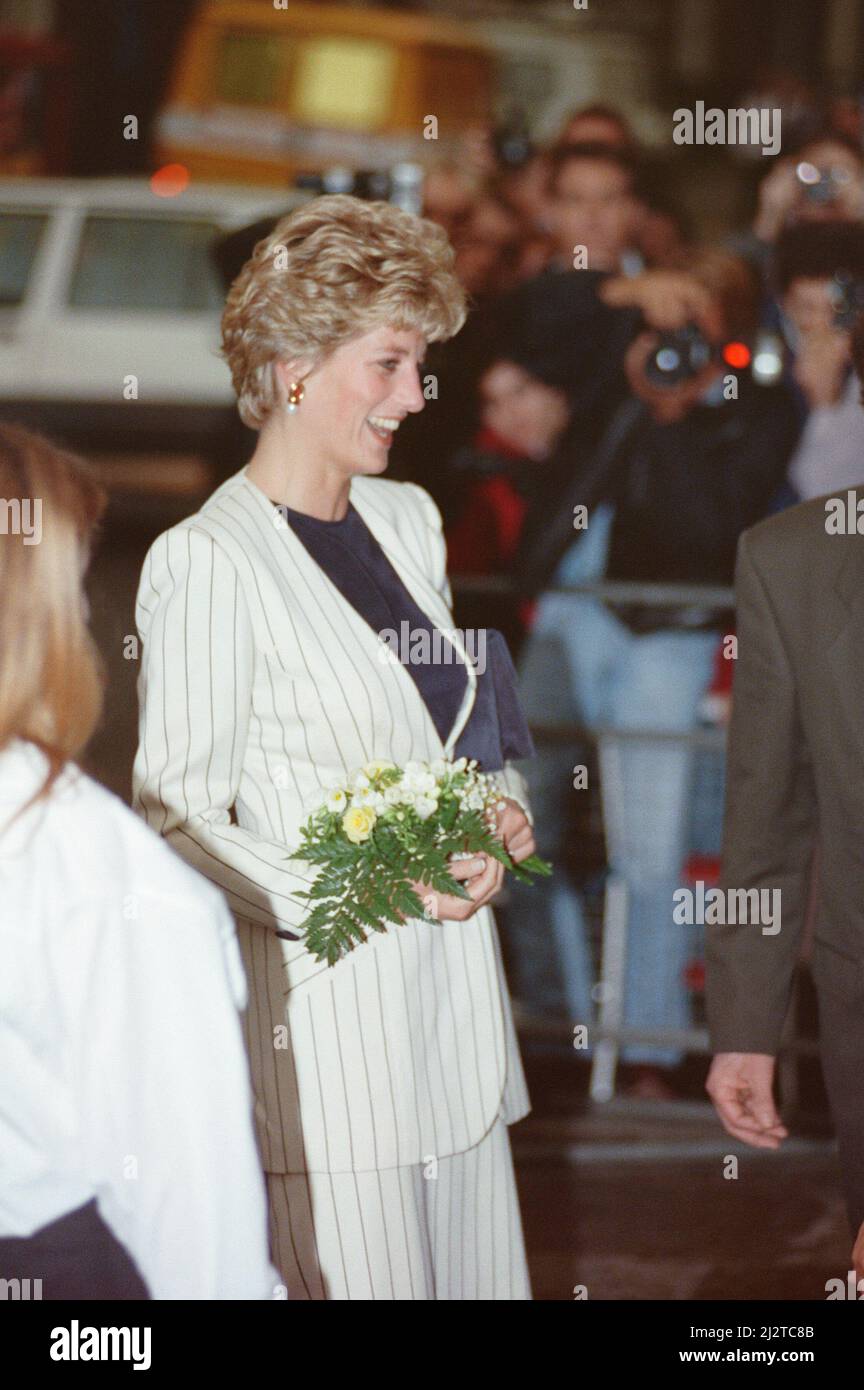 HRH The Princess of Wales, Princess Diana, arrives at The Arts Council in London for an Awards Lunch. Picture taken 22nd September 1992 Stock Photo