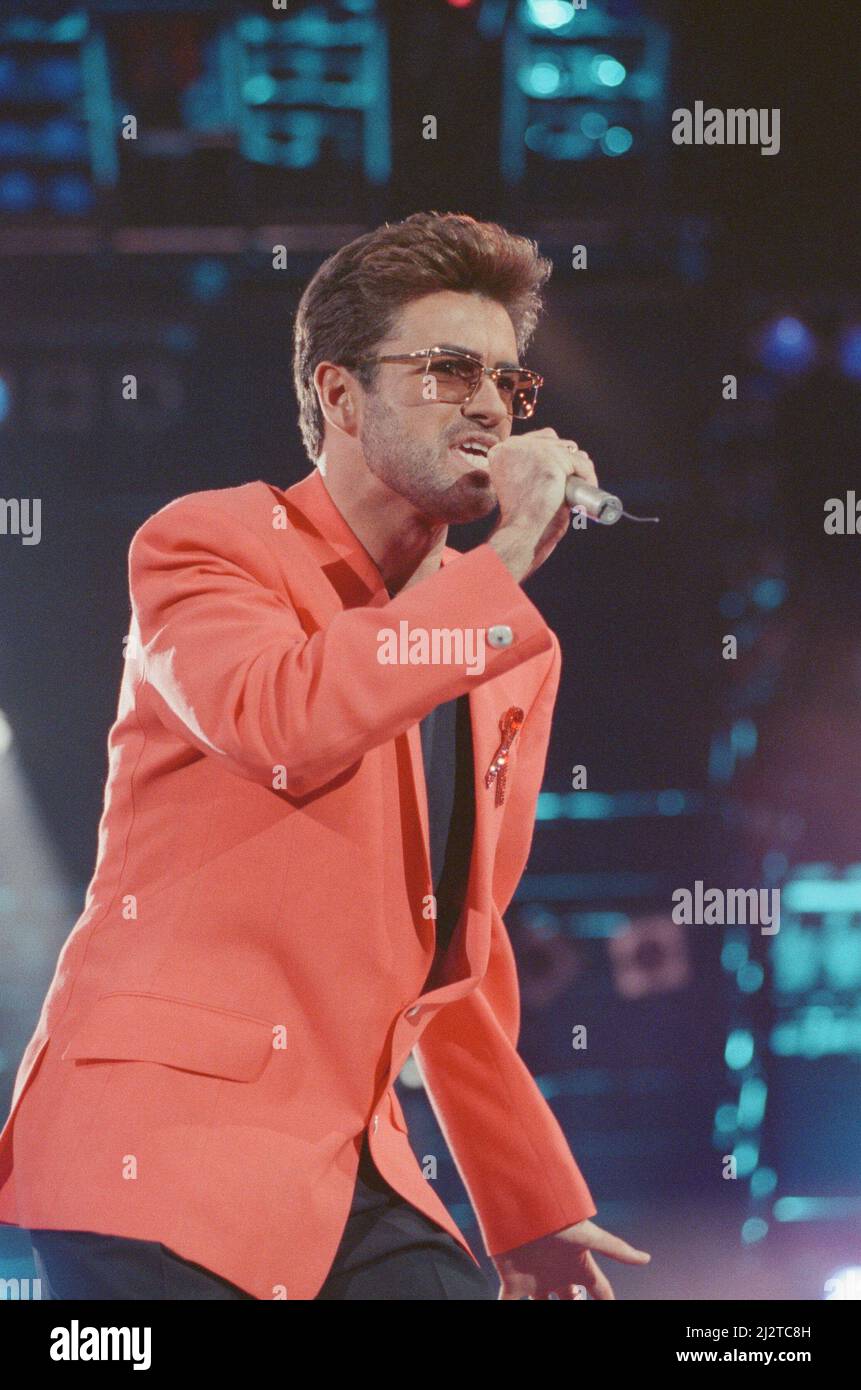 George Michael performs Somebody to Love at The Freddie Mercury Tribute concert at Wembley Stadium in 1992. Picture taken Easter Monday 20th April 1992 Stock Photo