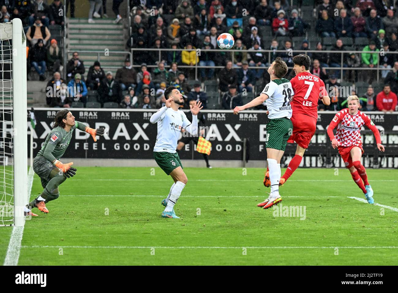Moenchengladbach, Germany. 3rd Apr, 2022. Lee Jae Sung (2nd R) of Mainz 05 heads for a goal during the German first division Bundesliga football match between Borussia Moenchengladbach and FSV Mainz 05 in Moenchengladbach, Germany, April 3, 2022. Credit: Ulrich Hufnagel/Xinhua/Alamy Live News Stock Photo