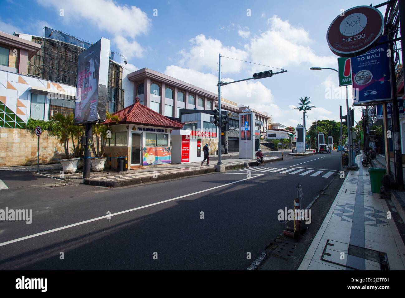 Man playing game mall kuta hi-res stock photography and images - Alamy