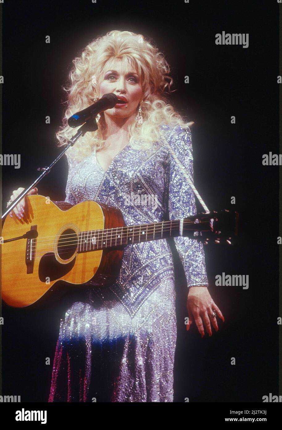 Dolly parton performing 1989 hi-res stock photography and images - Alamy