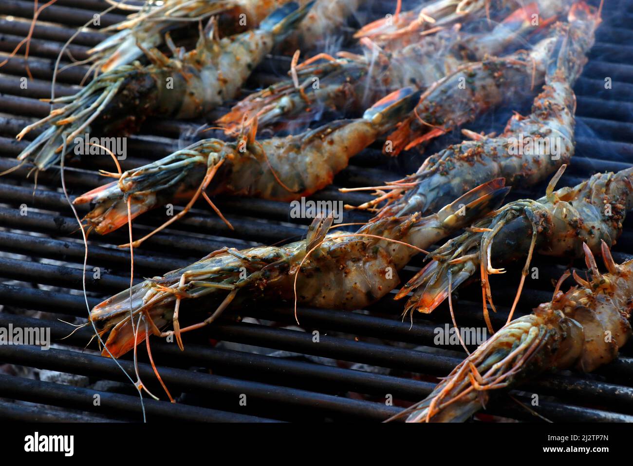 jumbo prawns or shrimps on a barbeque grill fire Stock Photo Alamy