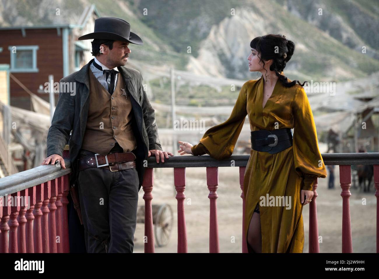 DOMINIC COOPER and VERONICA ALVARADO KRAEMER in THAT DIRTY BLACK BAG (2022), directed by MAURO ARAGONI and BRIAN O'MALLEY. Credit: BRON STUDIOS / Album Stock Photo